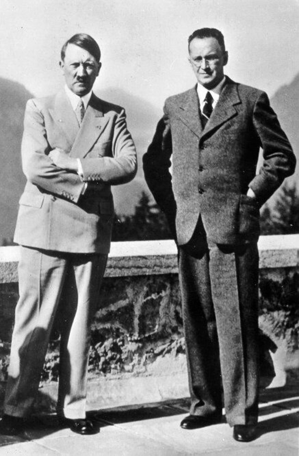 Een foto van Konrad Henlein en Adolf Hitler